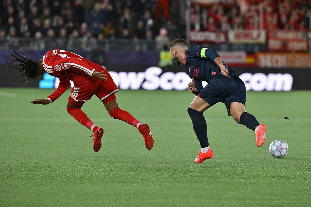 Michael Olise (FC Bayern Munich) and Zlatko Tripic (Viking Stavanger) in action