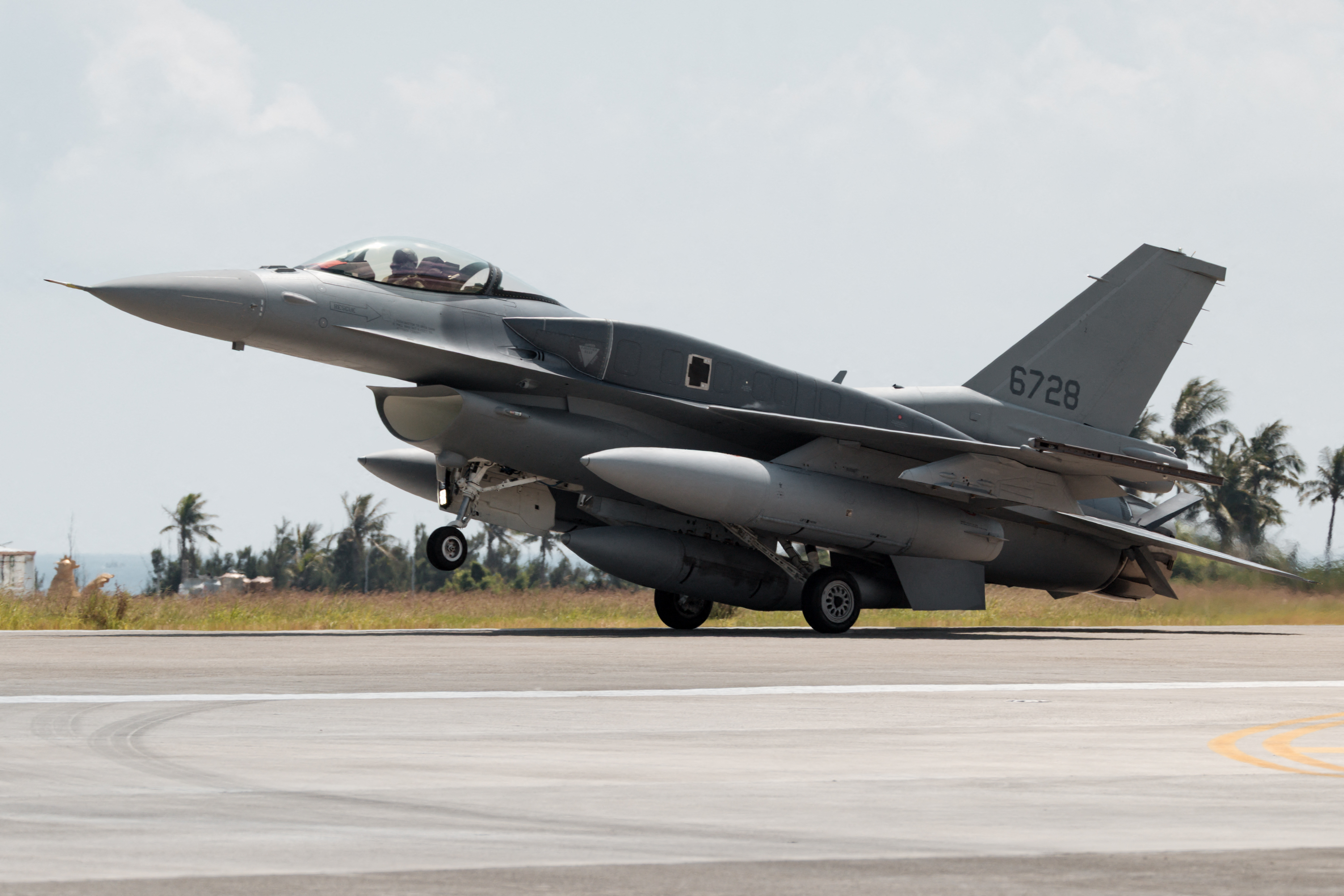 A newly purchased F-16V Block 70 fighter jet lands at Chihhang Air Base in Taitung on October 2, 2026.
