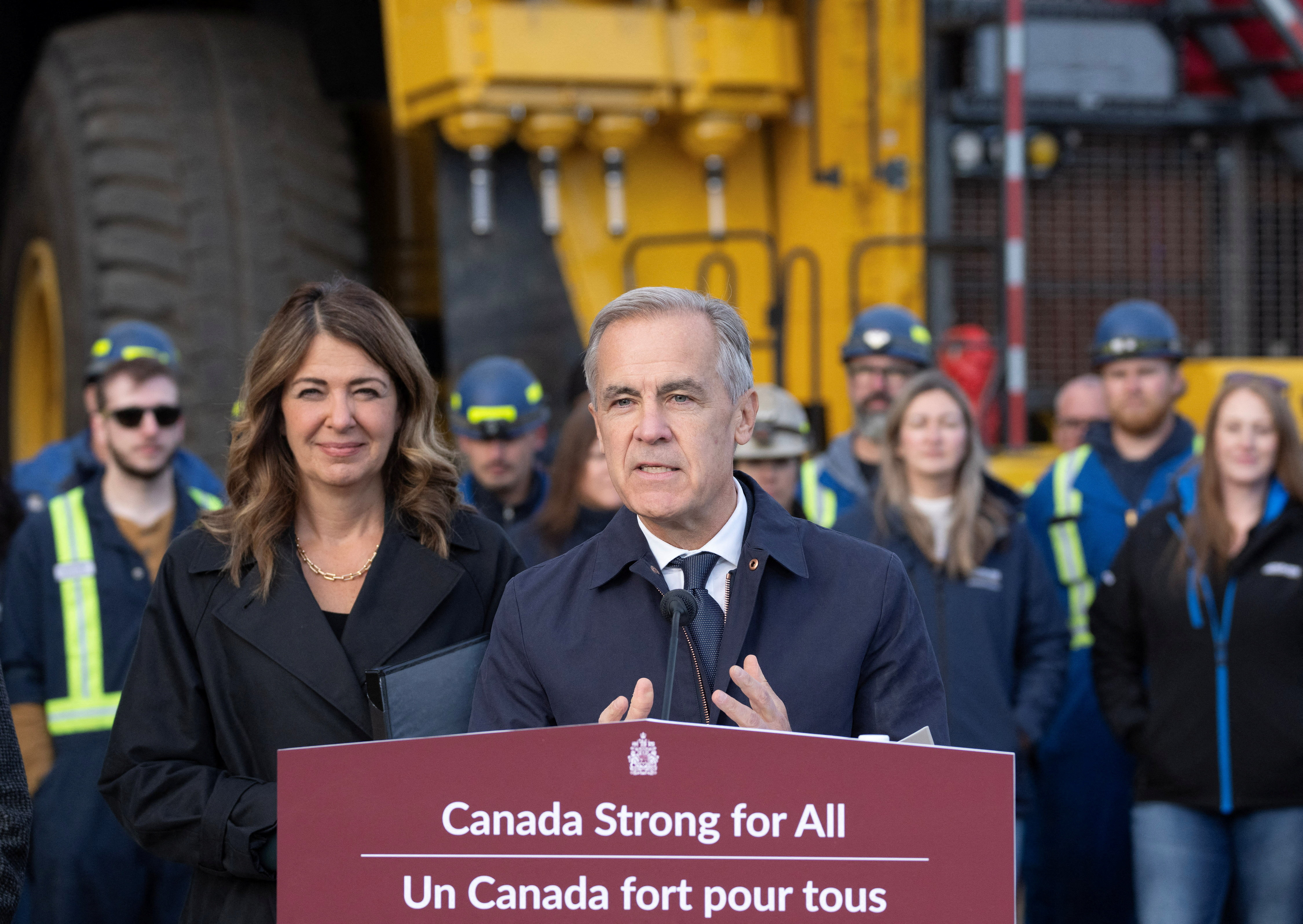 Canadian Prime Minister Mark Carney and Alberta Premier Danielle Smith stand as they announce the next step to accelerate a major infrastructure project in Fort McMurray, Alberta, Canada, October 1, 2026. REUTERS/Todd Korol
